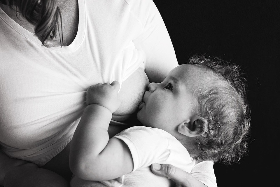 Mamelon ombiliqué après grossesse : Conseils pour l’allaitement avec des mamelons inversés